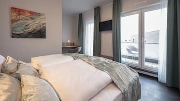 Ropa de cama hipoalergénica y caja de seguridad en la habitación