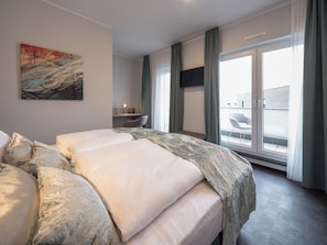 Comfort Triple Room | In-room safe, desk, laptop workspace, blackout drapes