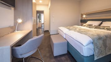 Family Room | Hypo-allergenic bedding, in-room safe, desk, laptop workspace