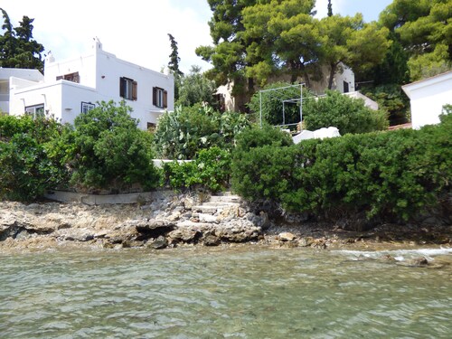 Villa Mimosa Poros Beachfront Apartment