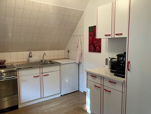 Fridge, microwave, oven, stovetop - Pond house with loggia on an old estate in the middle of Rügen (Parchtitz)
