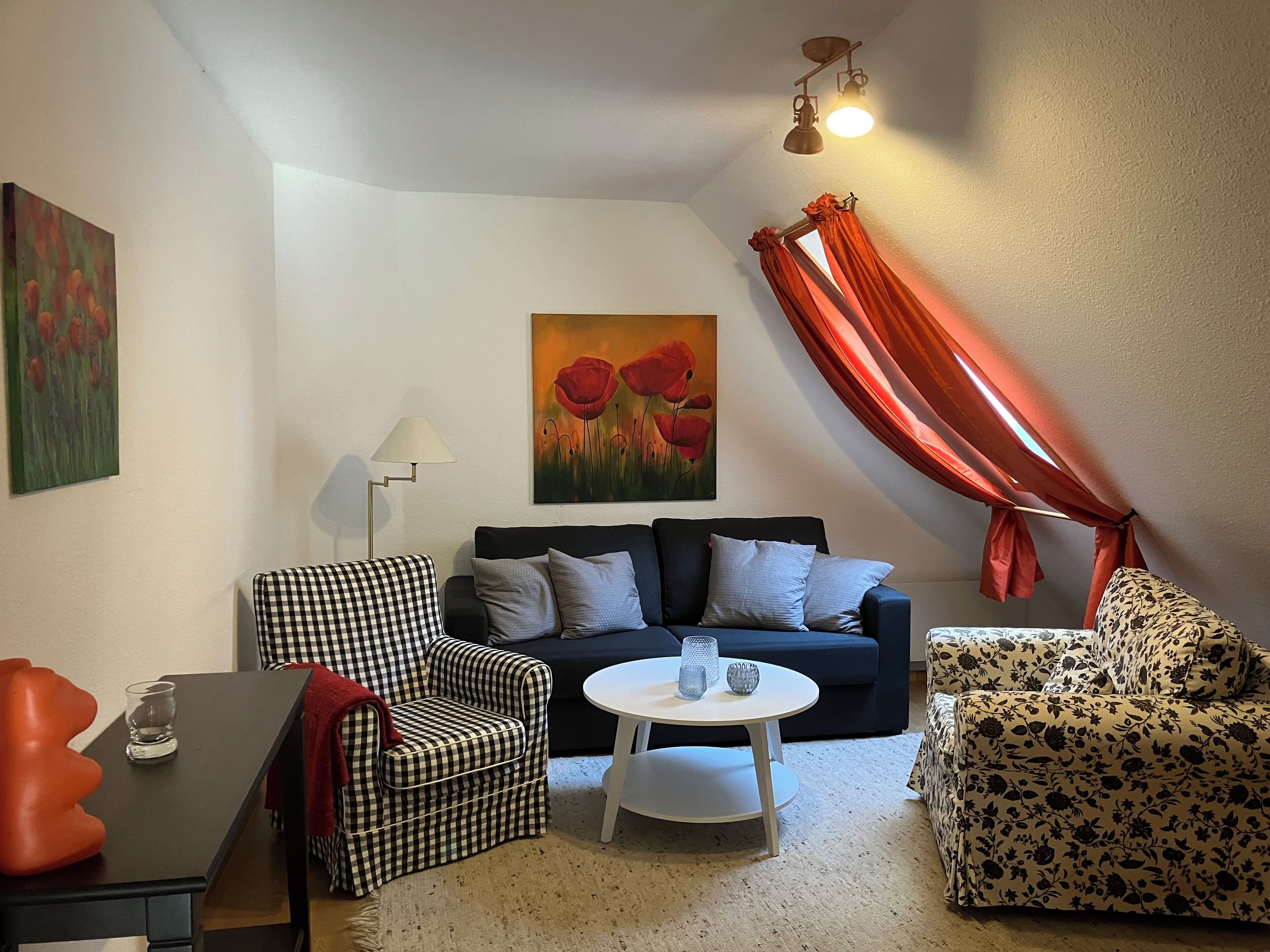 Fernseher, Tischtennisplatte, Bücher