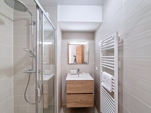 Shower, towels
