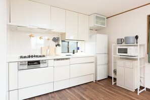 Micro-ondes, plaque de cuisson, lave-vaisselle