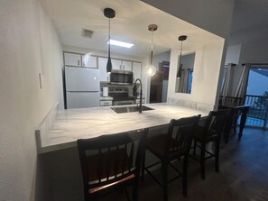 Micro-ondes, four, plaque de cuisson, lave-vaisselle