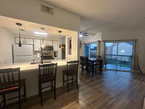 Micro-ondes, four, plaque de cuisson, lave-vaisselle