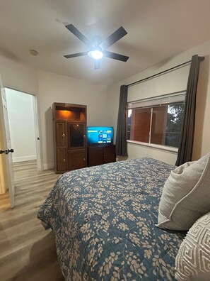 1 dormitorio, tabla de planchar con plancha, wifi y ropa de cama