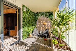 Hot tub, steam room, massages