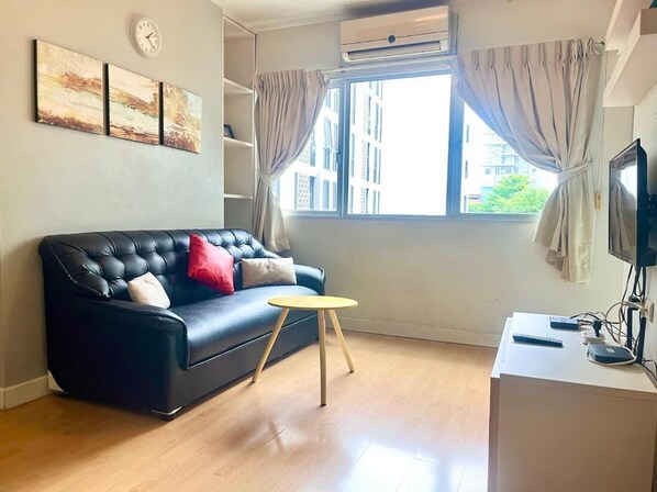 Condo, 1 Bedroom, Accessible, Smoking | Living room