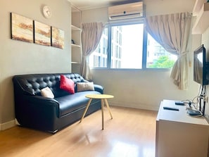 Condo, 1 Bedroom, Accessible, Smoking | Living room
