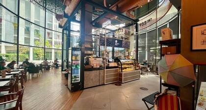 1BR Condo 5 Min to BTS 1000mbps Fiber Wi-fi Great Location