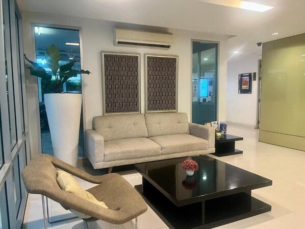 Condo, 1 Bedroom, Accessible, Smoking | Living room