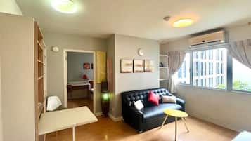 Condo, 1 Bedroom, Accessible, Smoking | Living room