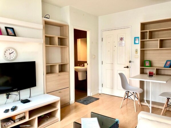 Living room - 1BR Condo 5 Min to BTS 1000mbps Fiber Wi-fi Great Location (Bangkok)