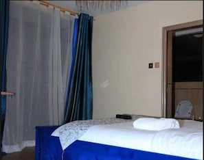 2 habitaciones, tabla de planchar con plancha, wifi y ropa de cama 
