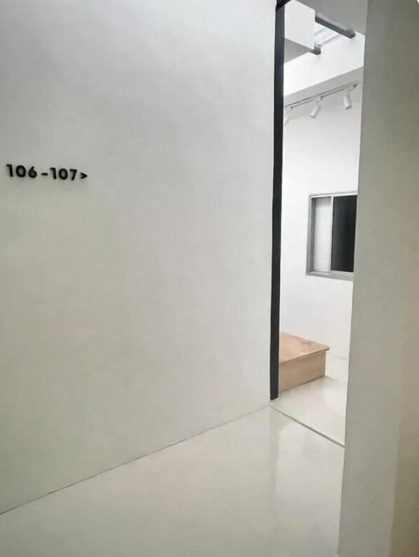 A corridor with a door labeled '106-107'. - 39 Haus (Bukit Mertajam)