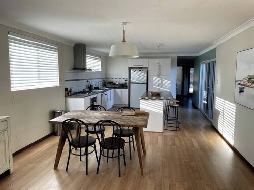 SW Getaway – Walk to Bunbury Beach, Safe & Central