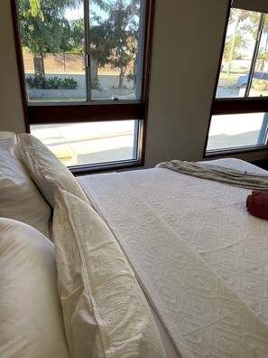 4 عدّة غرف نوم ومكواة/لوح كي وخدمة الإنترنت وملاءات أسرّة