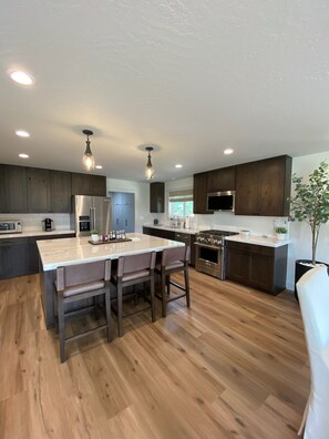 Mikrowelle, Ofen, Herdplatte, Geschirrspüler