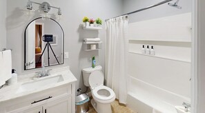 Secador de cabelo, toalhas de banho, sabonete, shampoo