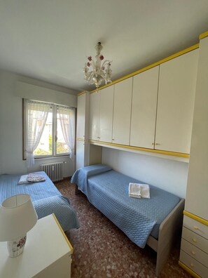 3 bedrooms, desk, iron/ironing board, travel crib