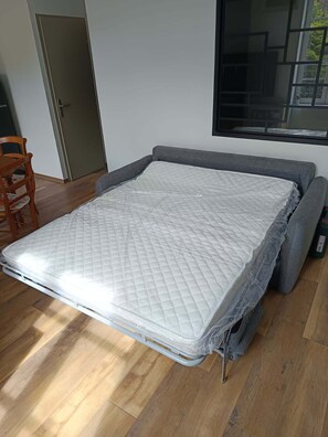 1 habitación y tabla de planchar con plancha 