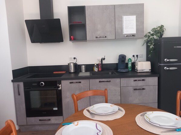 Refrigerador, microondas, horno y parrilla de estufa 