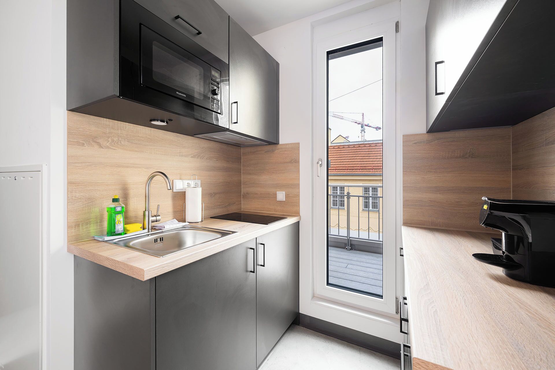 Family Studio | Private kitchen | Microwave, cookware/dishes/utensils
