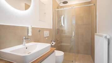 Ducha, secador de pelo, toallas, jabón