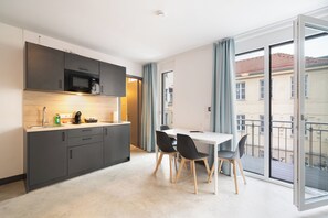 Deluxe Studio | Private kitchen | Microwave, cookware/dishes/utensils - Homaris Apartments Therese (Munich)