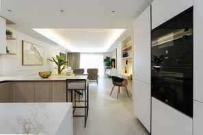 Kühlschrank, Mikrowelle, Ofen, Geschirrspüler