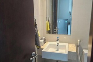 Bathroom - Green Sedayu Apartment Suite by Ellison (West Jakarta)