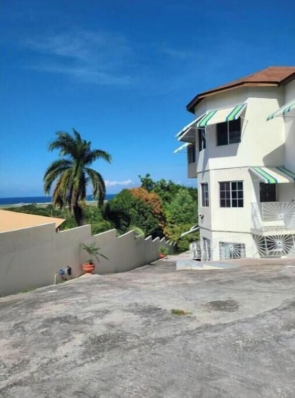 Exterior - Quaint 1-bedroom apartment in Montego Bay (Montego Bay)