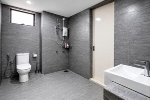 A modern bathroom with a toilet, shower, and sink. - Blue Aesthetic Luxury Seaview 3 min Drive Sunway (Butterworth)