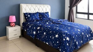 Ein Schlafzimmer mit Bett, Nachttisch, Lampe und einem Fenster mit Vorhängen.