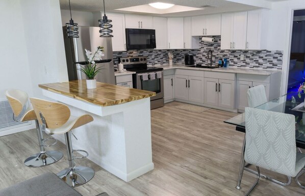 Een koelkast, een microgolfoven, een oven, een kookplaat