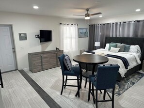 5 bedrooms, desk, iron/ironing board, travel crib