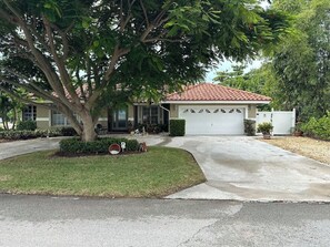 Exterior - CasaDelray!
Your Spacious 5BR Coastal Retreat
Just Minutes Away From The BEACH (Delray Beach)