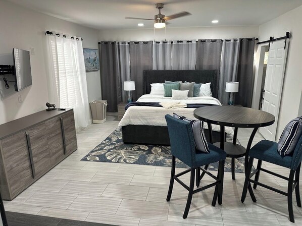 5 bedrooms, desk, iron/ironing board, travel crib