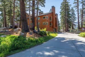 Exterior - Walk to Ski, Modern Condo w/ Mountain Views 636 (Mammoth lakes)