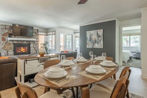 Dining - Walk to Ski, Modern Condo w/ Mountain Views 636 (Mammoth lakes)