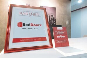 Lobby - RedDoorz at JL Lodging House and Cafe Irosin (Irosin)