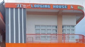 A building with a sign that reads "JL LODGING HOUSE & RES." - RedDoorz @ JL Lodging House and Cafe Irosin (Irosin)