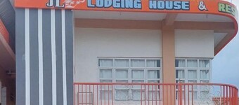 RedDoorz at JL Lodging House and Cafe Irosin