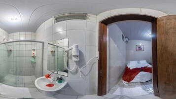 Habitación básica con 2 camas individuales | Baño
