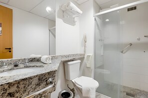 A modern bathroom with a granite countertop, a toilet, a glass shower enclosure, and a towel rack. - Guests - Apartment with 1 parking space, apt. 1605 (Osasco)