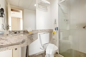 Secador de cabelo, toalhas de banho