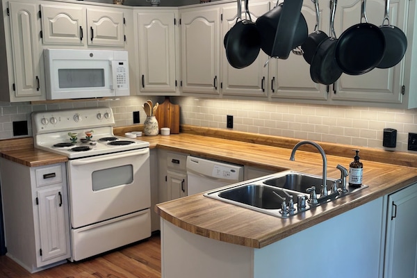 Køleskab, mikrobølgeovn, ovn, kogeplade