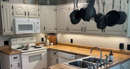 The Hidden Maple - 10 minutes to MSU - Pet & Kid Friendly - Secluded with Pond!