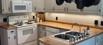 The Hidden Maple - 10 minutes to MSU - Pet & Kid Friendly - Secluded with Pond!